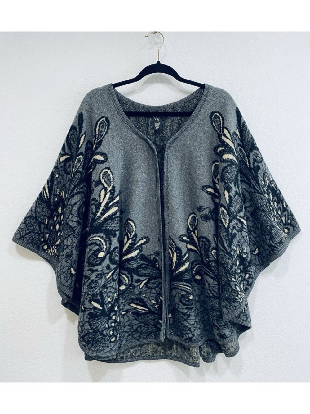 Do Everything In Love Cape Womens One Size Gray Floral Fleece Cozy Layering Boho